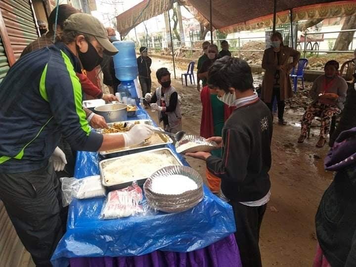 धुर्मुस सुन्तली फाउण्डेशनको सहयोग, कोरोना प्रभावितलाई निशुल्क भोजन