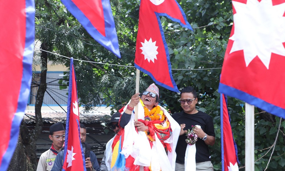 फर्किए गायक राजु लामा सगरमाथा आरोहण गरेर